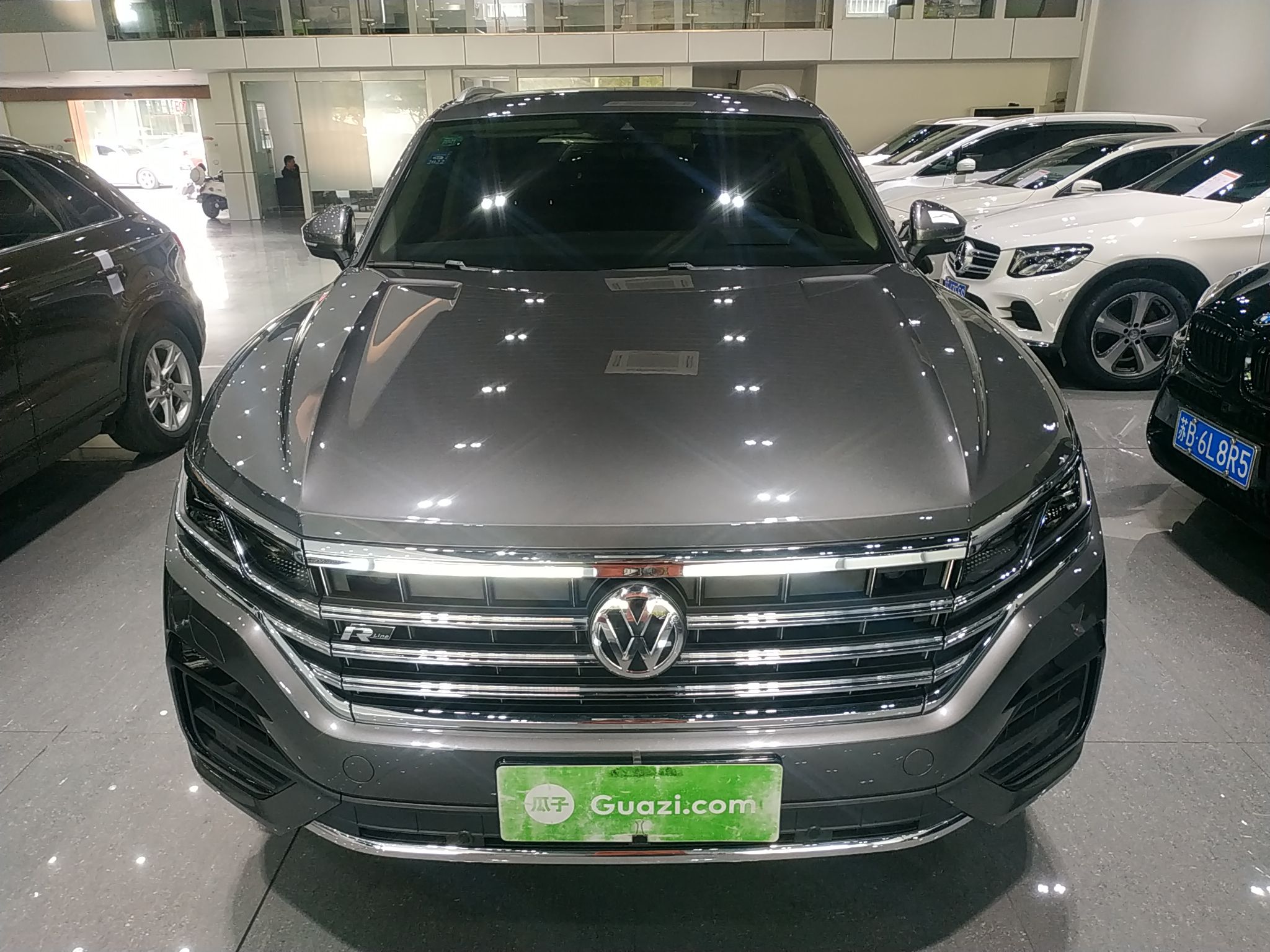 新款大众途锐“R”实拍，造型更犀利，3.0T+四驱，加速不输卡宴
