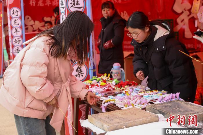 【新春走基层】赶大集、办年货 京城年货大集人气旺