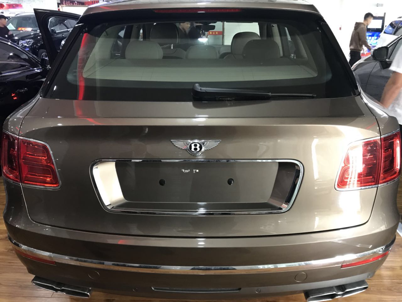 宾利添越欧版现车 展厅添越热销中