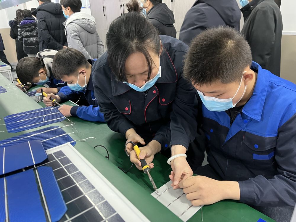 还在用传统铝材制造电池端板？这种新材料优势明显