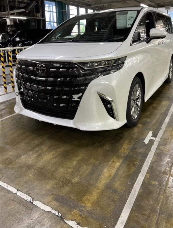 2022埃尔法曝光 顶配增加电动四驱